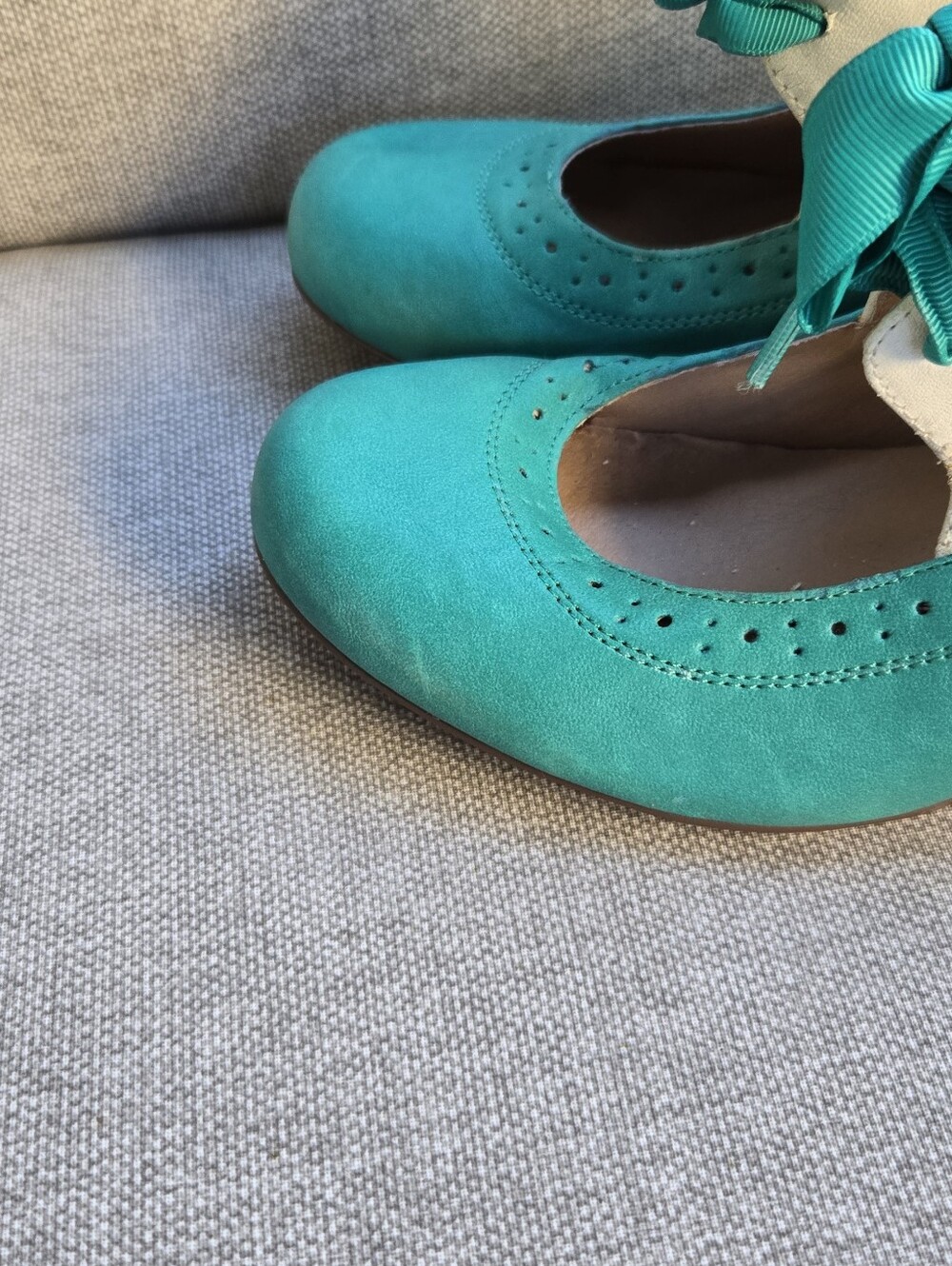 Chelsea Crew Two-Tone Teal and White Heeled Oxford Pumps - Picture 6 of 13